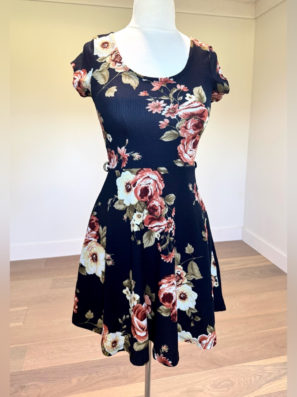 Iris Black Floral Rose Print Skater Dress Scoop Back Short Sleeve M Fit Flare